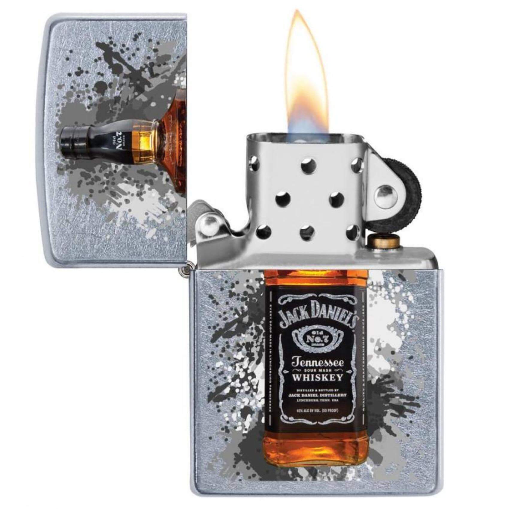Αντιανεμικός αναπτήρας Zippo Jack Daniels 7040 σε ασημί μεταλλικό χρώμα με μαύρες λεπτομέρειες και δυνατότητα χαράγματος για ένα προσωποποιημένο δώρο.