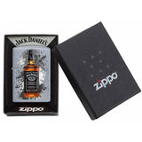 Αντιανεμικός αναπτήρας Zippo Jack Daniels 7040 σε ασημί μεταλλικό χρώμα με μαύρες λεπτομέρειες και δυνατότητα χαράγματος για ένα προσωποποιημένο δώρο.