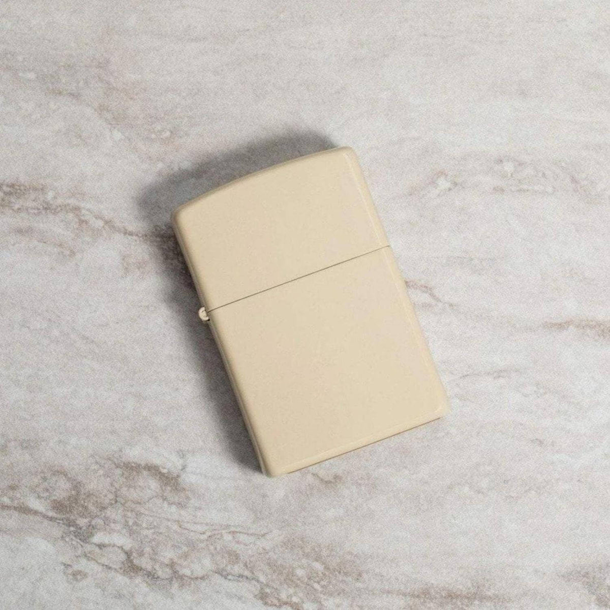 Αντιανεμικός αναπτήρας Zippo Sand 49453 σε μπεζ χρώμα της άμμου με ματ υφή και δυνατότητα χαράγματος για ένα προσωποποιημένο δώρο.