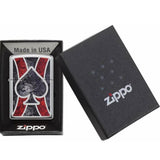 Αντιανεμικός αναπτήρας Zippo Spade 28952 σε ασημί χρώμα με κόκκινες και μαύρες λεπτομέρειες και δυνατότητα χαράγματος για ένα προσωποποιημένο δώρο.
