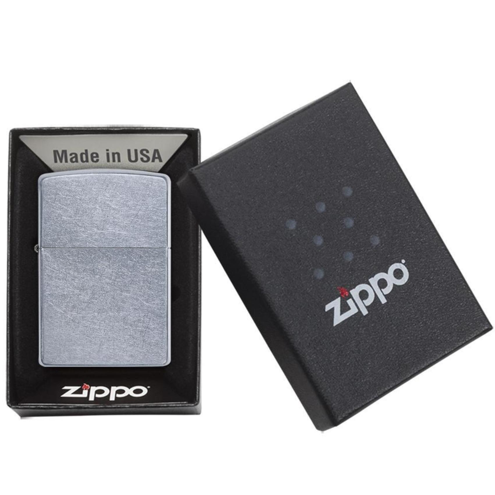 Αντιανεμικός αναπτήρας Zippo Street Chrome 207 σε ασημί χρώμα με ματ υφή και δυνατότητα χαράγματος για ένα προσωποποιημένο δώρο.