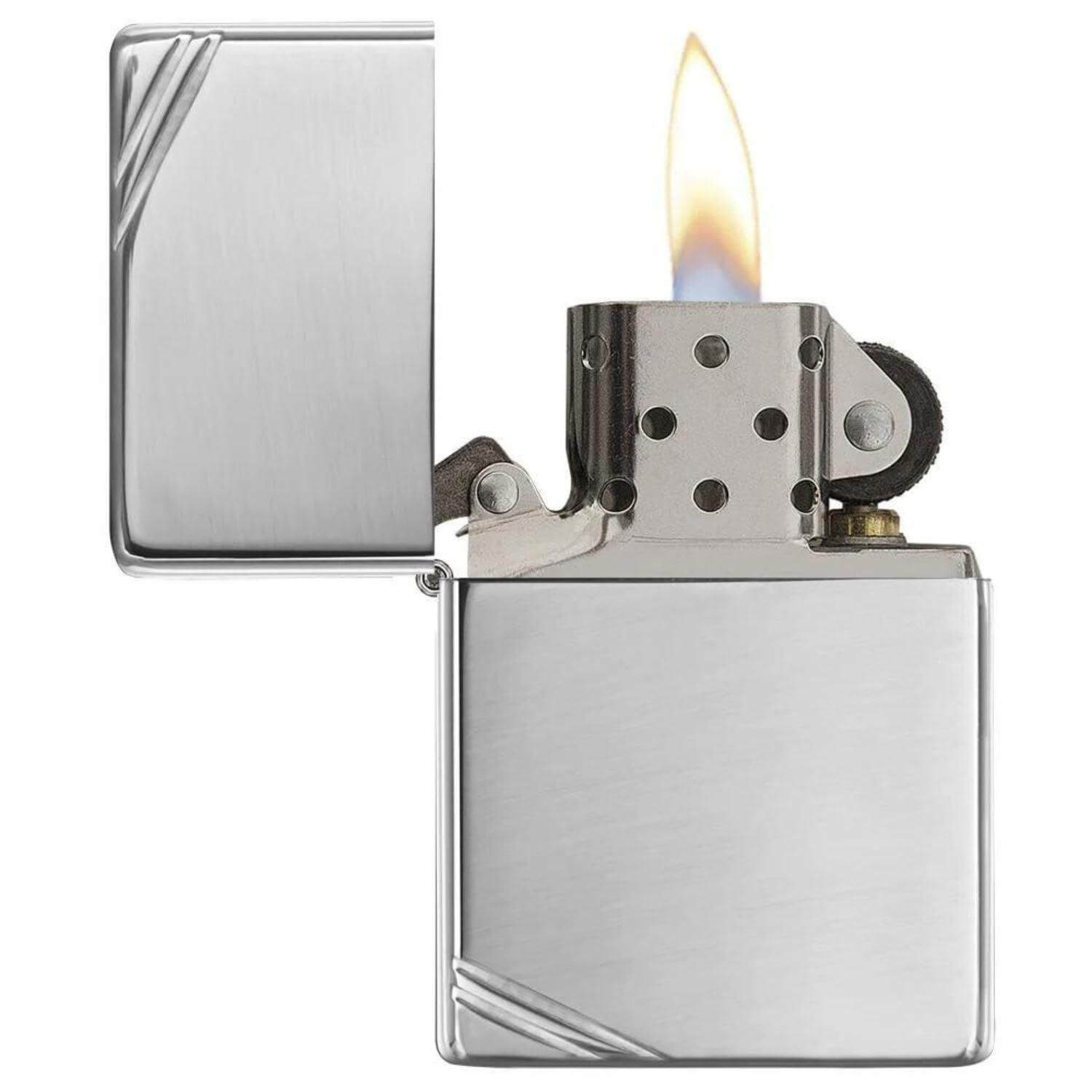 Αντιανεμικός αναπτήρας Zippo Vintage Silver 260 σε ασημί χρώμα με γυαλιστερή υψή και δύο γραμμές χαραγμένες και δυνατότητα χαράγματος για ένα προσωποποιημένο δώρο.