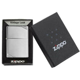 Αντιανεμικός αναπτήρας Zippo Vintage Silver 260 σε ασημί χρώμα με γυαλιστερή υψή και δύο γραμμές χαραγμένες και δυνατότητα χαράγματος για ένα προσωποποιημένο δώρο.