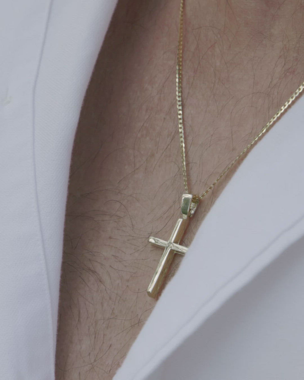 Χρυσός σταυρός βάπτισης Κ14 για αγόρι, διπλής όψης λουστράτος, φορεμένος σε μοντέλο.
