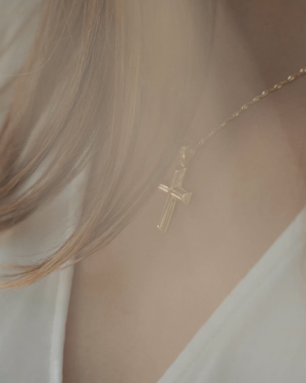 Κλασσικός σταυρός από χρυσό Κ14 για γυναίκα, φορεμένος σε μοντέλο.
