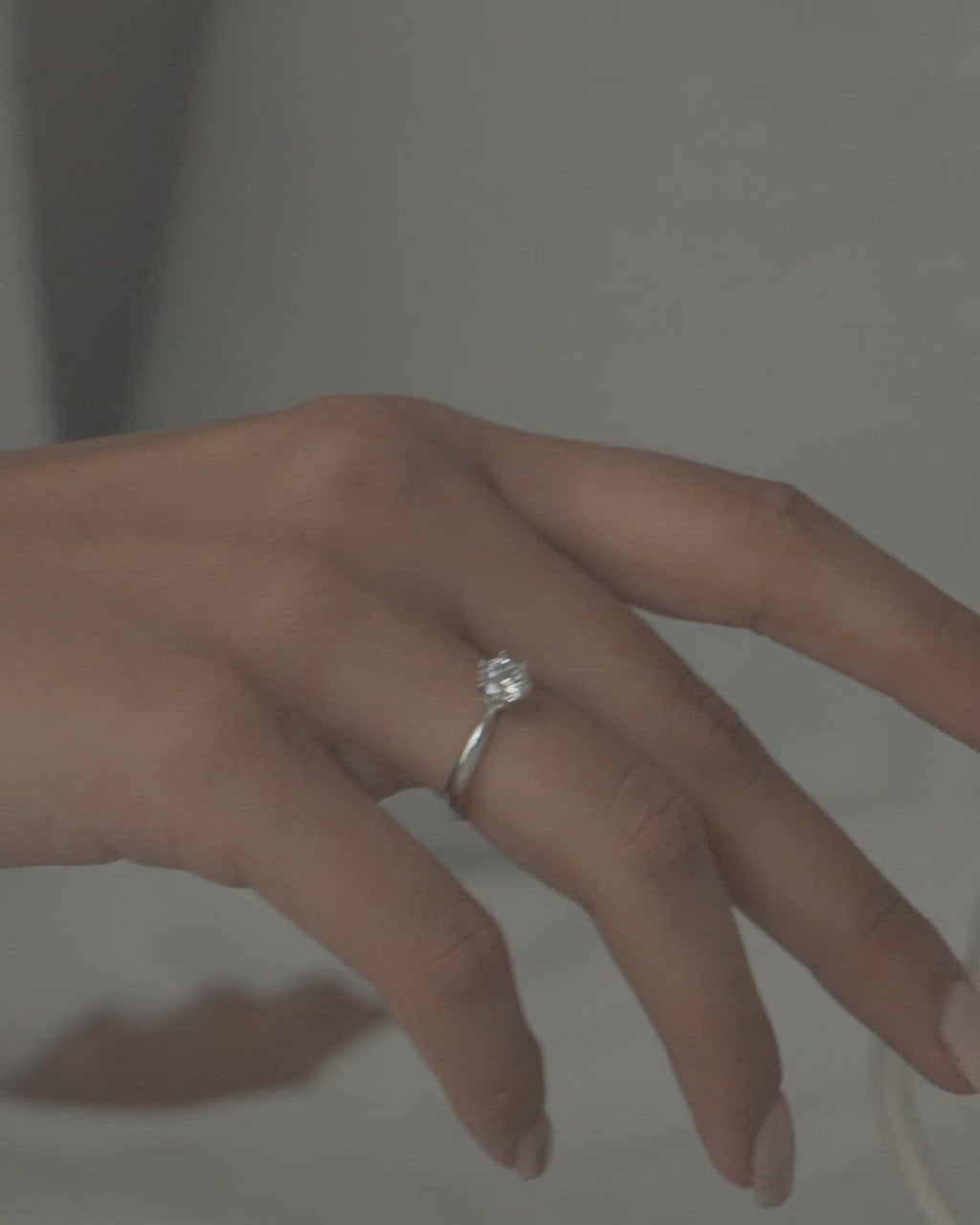 Μονόπετρο δαχτυλίδι εξάδοντο από λευκόχρυσο 14 καρατίων, φορεμένο. 