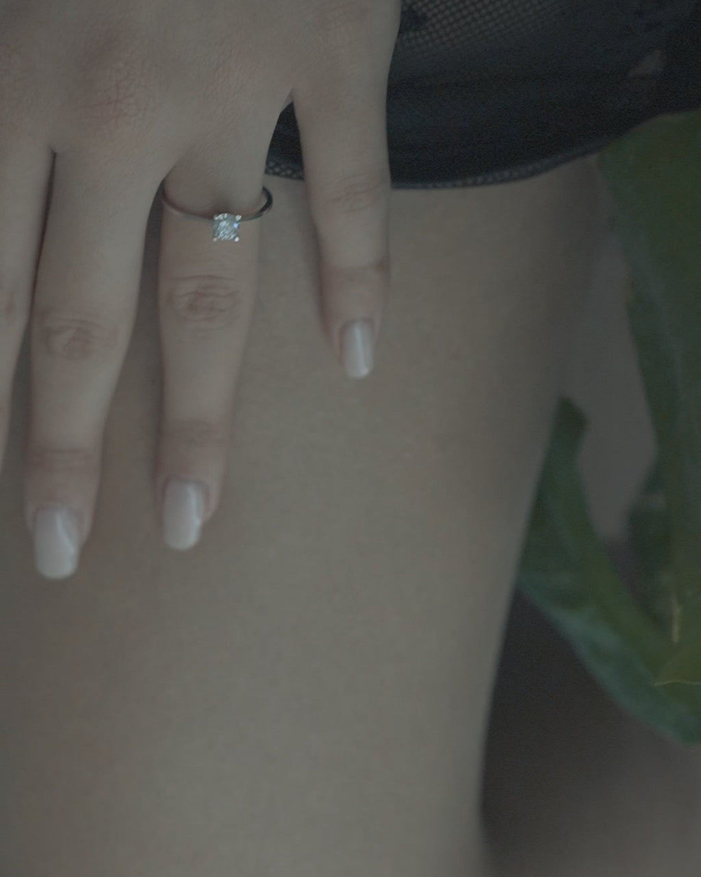 Μονόπετρο δαχτυλίδι γάμου με κεντρικό διαμάντι σε καστόνι σχήματος "V" κατασκευασμένο από λευκόχρυσο, φορεμένο σε γυναικείο χέρι.