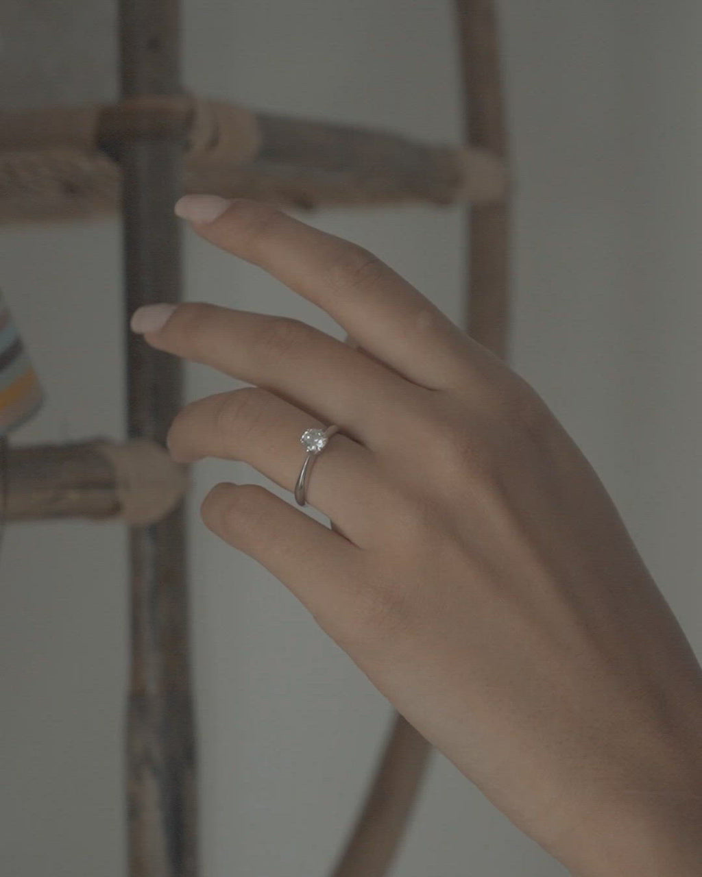 Μονόπετρο δαχτυλίδι εξάδοντο από λευκόχρυσο Κ14, φορεμένο σε μοντέλο.