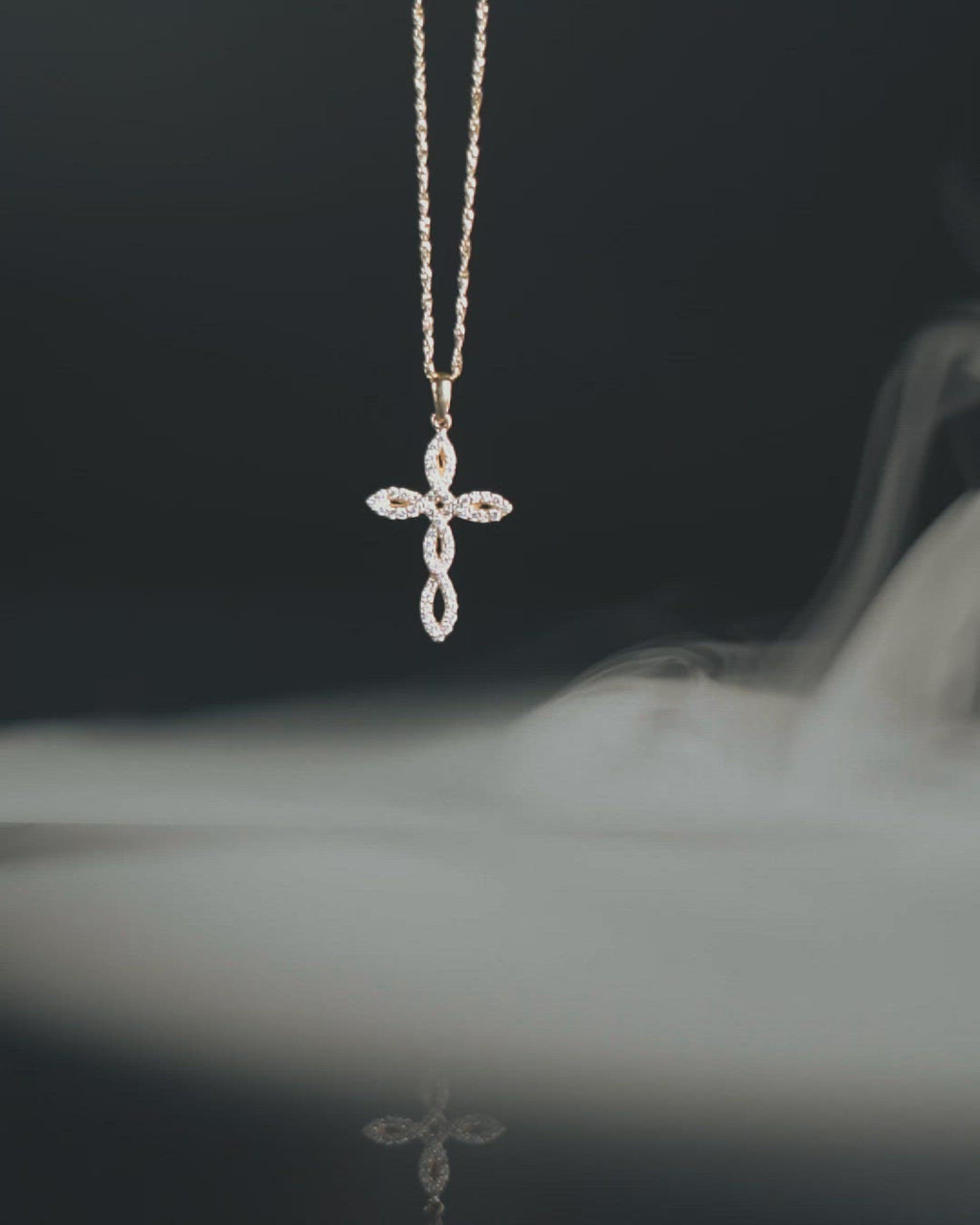 Γυναικείος σταυρός από χρυσό Κ18 με διαμάντια και στριφτή αλυσίδα. Μοναδικό σχέδιο ιδιαίτερης πλέξης. 