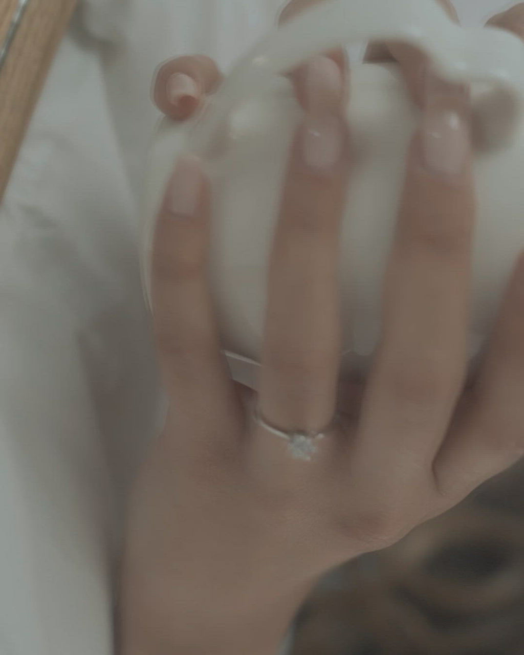 Μονόπετρο δαχτυλίδι από λευκόχρυσο Κ14, με ζιργκόν περιμετρικά. φορεμένο σε μοντέλο.