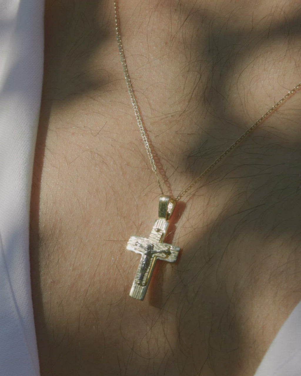 Ανδρικός βαπτιστικός σταυρός από χρυσό Κ14 με τον Εσταυρωμένο, φορεμένος σε μοντέλο.