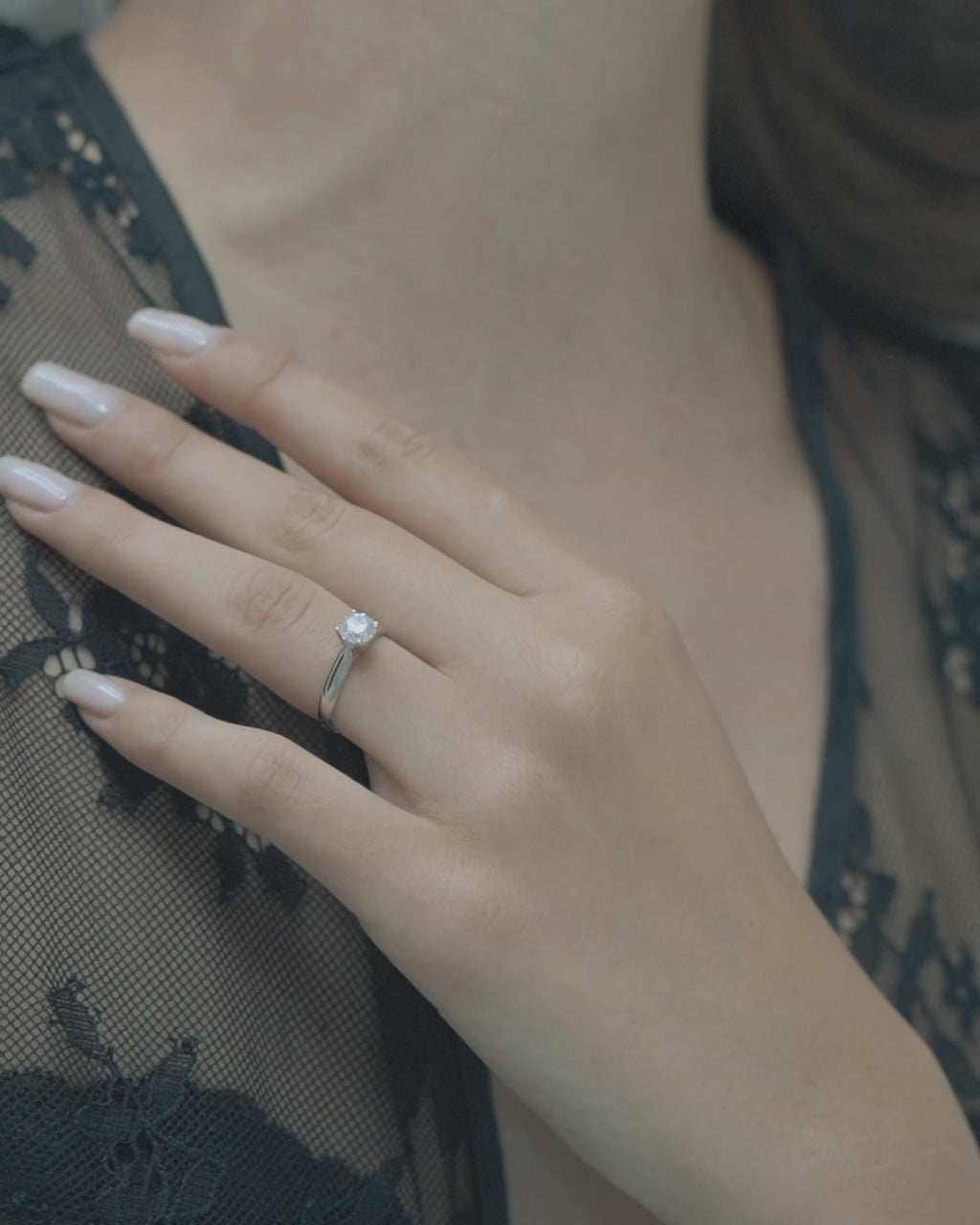 Λευκόχρυσο μονόπετρο δαχτυλίδι με διαμάντι φορεμένο σε γυναικείο χέρι.