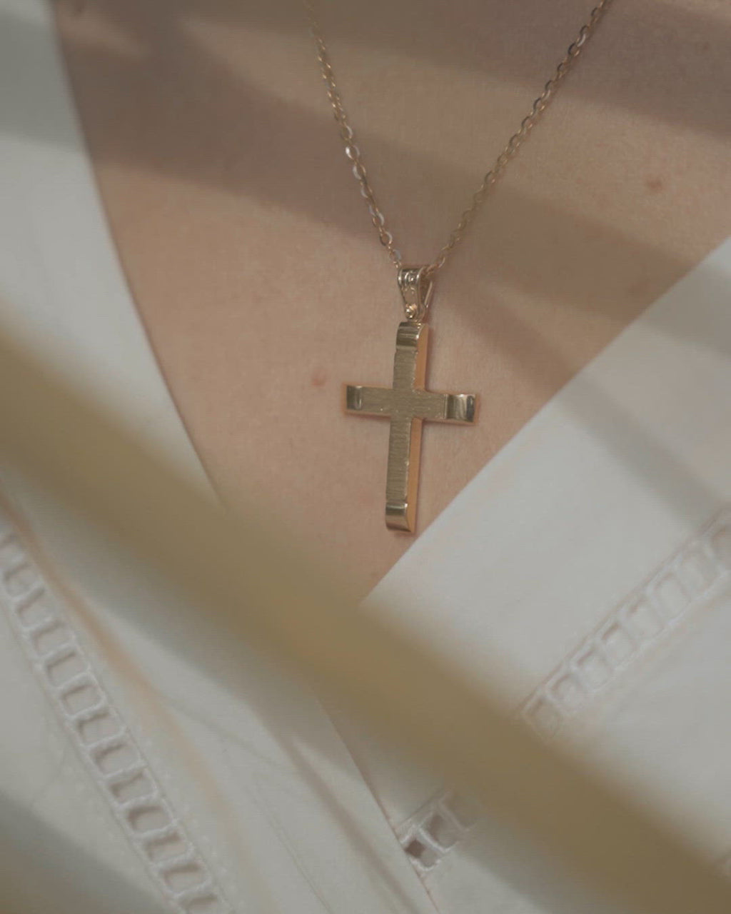 Γυναικείος χρυσός βαφτιστικός σταυρός Κ14, σαγρέ με λουστράτες άκρες, φορεμένος σε μοντέλο.