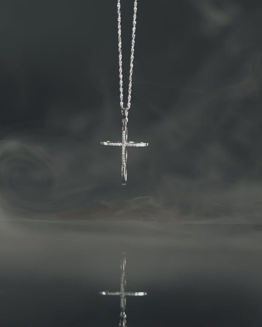 Γυναικείος σταυρός λευκόχρυσος Κ18 διπλής όψης με διαμάντια και στριφτή αλυσίδα. 