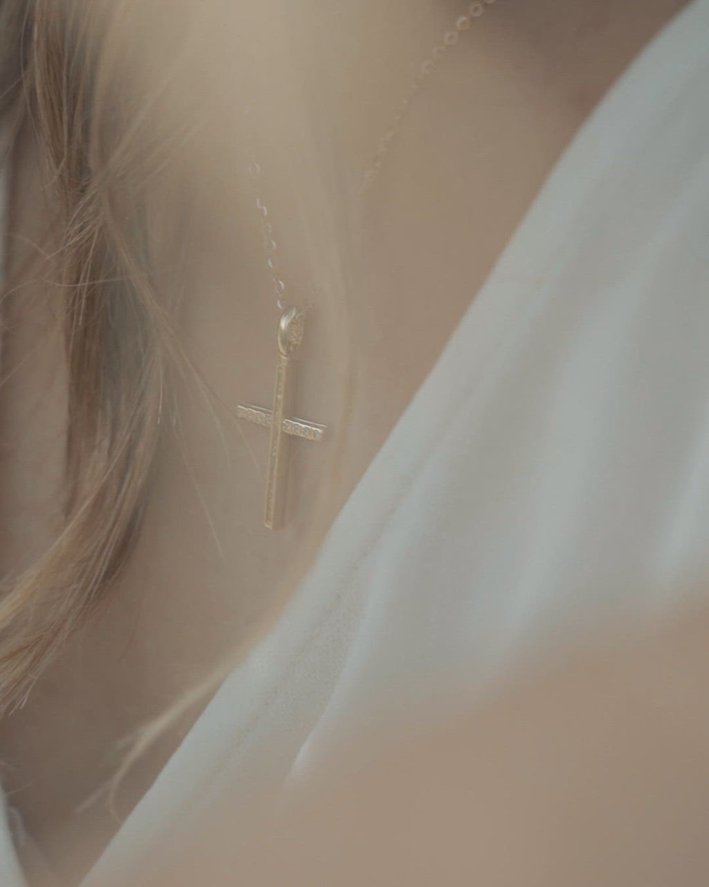 Χειροποίητος γυναικείος βαπτιστικός σταυρός Κ14 φορεμένος με ζιργκόν υψηλών προδιαγραφών και αλυσίδα.