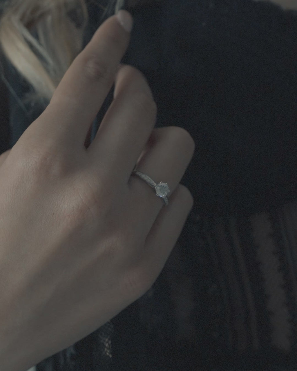 Λευκόχρυσο μονόπετρο με διαμάντι σε εξάδοντο καστόνι και πλαϊνές πέτρες  φορεμένο σε γυναικείο χέρι