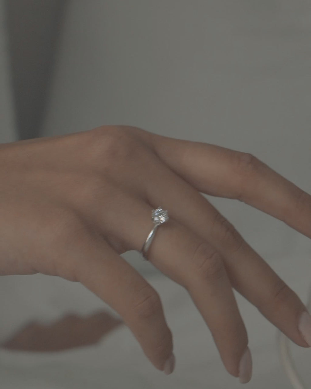 Λευκόχρυσο μονόπετρο δαχτυλίδι με διαμάντι και εξάδοντο καστόνι φορεμένο.