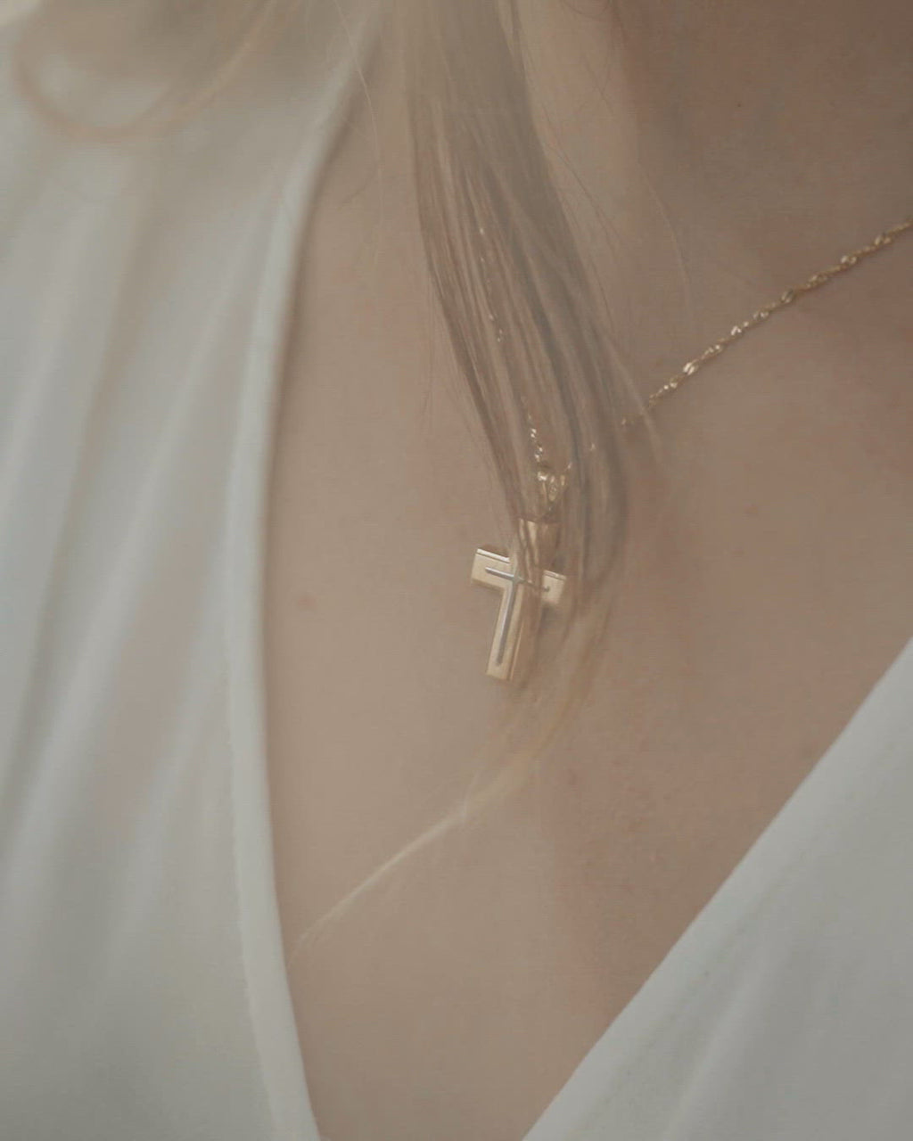 Γυναικείος σταυρός βάπτισης από χρυσό Κ14. Κλασσικό σχέδιο με ματ και λευκόχρυσο. Φορεμένος σε μοντέλο.