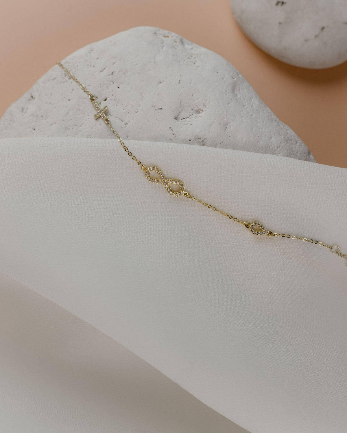 Βραχιόλι χρυσό με άπειρο και σταυρό BT5102.009