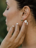 Xρυσά σκουλαρίκια κρίκοι Κ14 με πράσινη πέτρα σε σχήμα δάκρυ