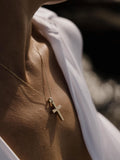 Γυναικείος χρυσός σταυρός βάπτισης με ζιργκόν, σε μοντέλο.