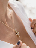 Γυναικείος χρυσός σταυρός βάπτισης με ζιργκόν, σε μοντέλο.