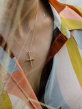Γυναικείος χρυσός σταυρός για βάπτιση με ζιργκόν, φορεμένος σε μοντέλο.