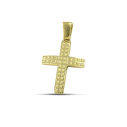 Ανδρικός χρυσός σταυρός βάπτισης με τετράγωνα σχέδια, σε μοντέλο.