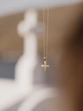 Ανδρικός χρυσός σταυρός βάπτισης με τετράγωνα σχέδια, σε εκκλησάκι.