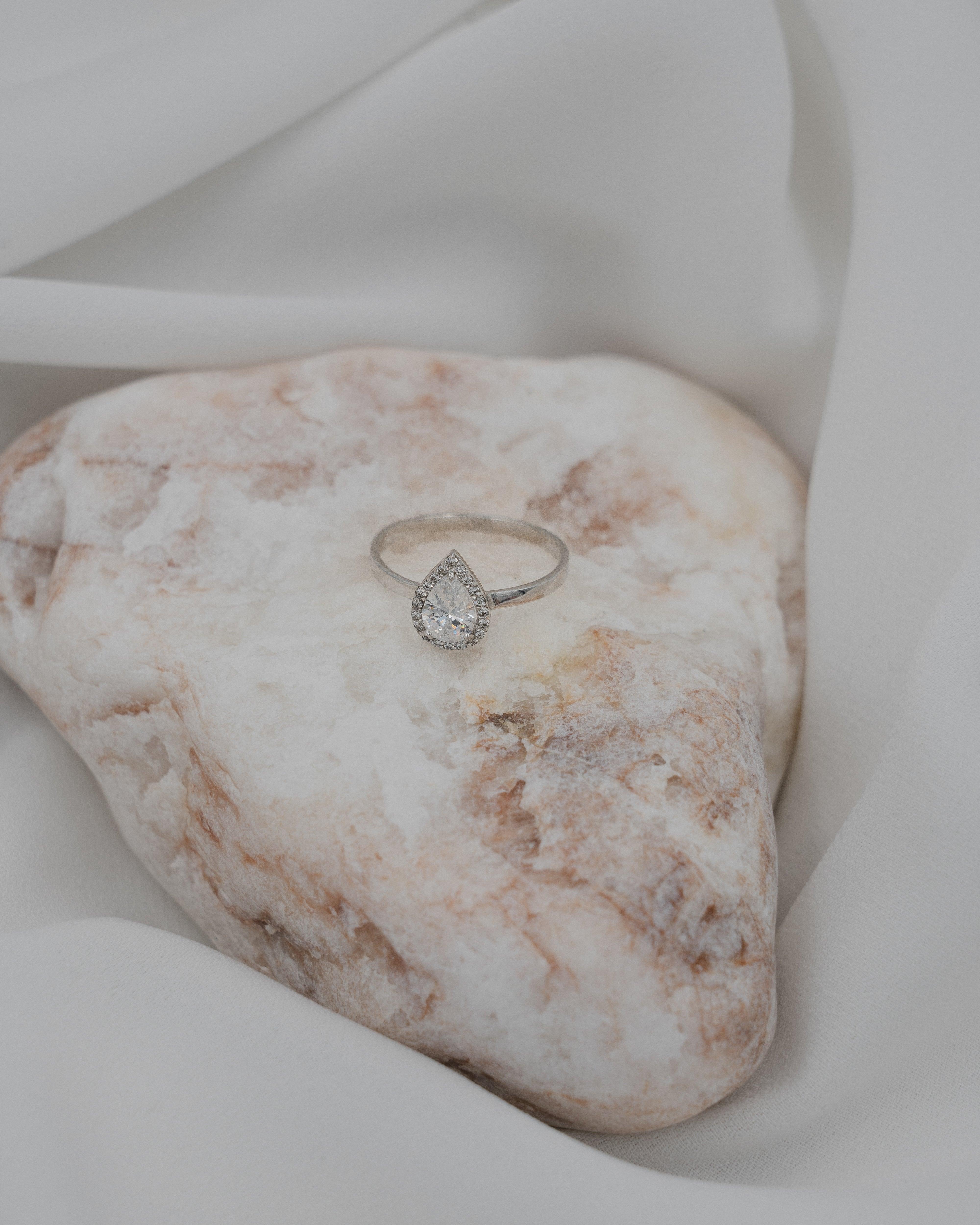 Λευκόχρυσο δακτυλίδι Κ14 ροζέτα δάκρυ με πέτρες