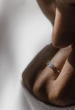 Λευκόχρυσο Δαχτυλίδι Κ14 με Γαλάζια Πέτρα Baguette