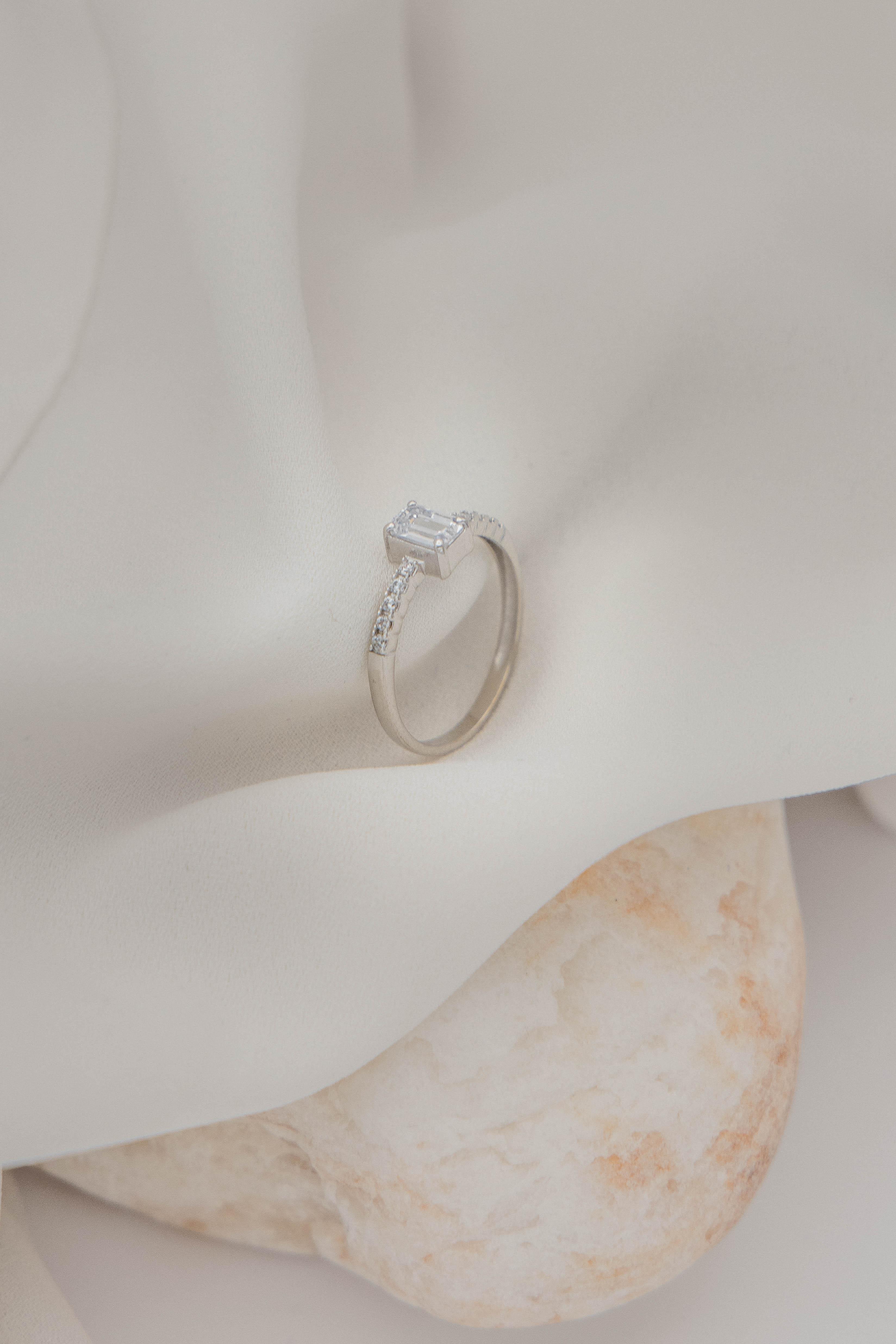 Δαχτυλίδι Λευκόχρυσο Κ14 με Λευκή Baguette Πέτρα