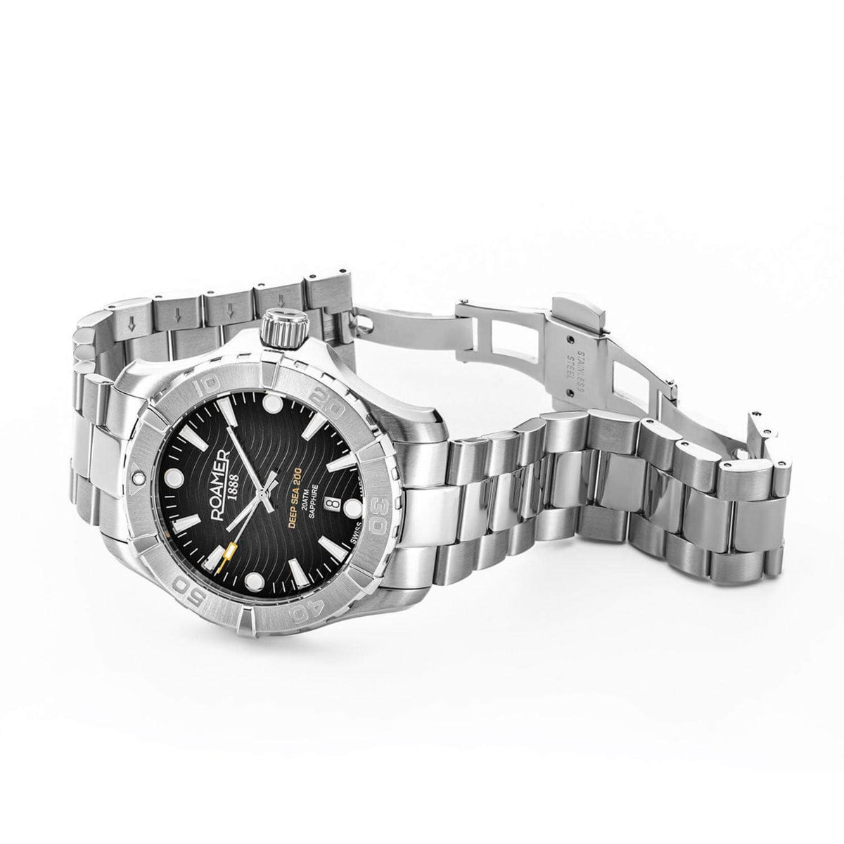 Καταδυτικό ρολόι Roamer Deep Sea 200 860833-41-55-70, με μπρασελέ σε ασημί χρώμα από ανοξείδωτο ατσάλι και μαύρο καντράν με ένδειξη ημερομηνίας.