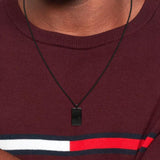 Ανδρικό κολιέ Tommy Hilfiger 2790488 ταυτότητα με κρεμαστή πλακέτα κατασκευασμένο από χειρουργικό ατσάλι σε μαύρο χρώμα, φορεμένο σε ανδρικό λαιμό.