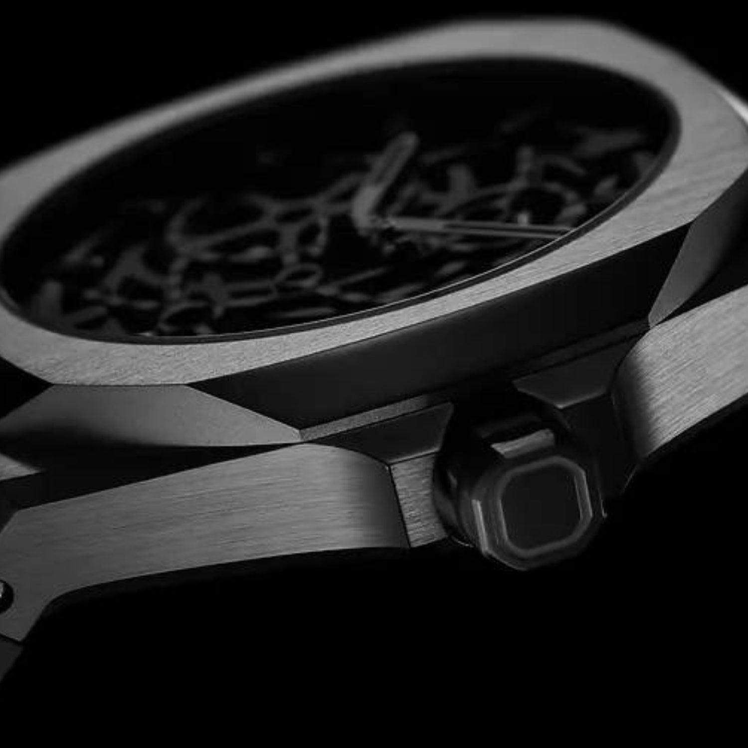 Ρολόι D1 MIlano Skeleton με αυτόματο μηχανισμό, μαύρο λουρί από καουτσούκ, μαύρο καντράν και οκτάγωνο στεφάνι διαμέτρου 40.5mm.