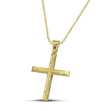 Χειροποίητος αντρικός σταυρός βάπτισης σαγρέ, κατασκευασμένος από χρυσό 14 καρατίων. Φορεμένος σε λεπτή αλυσίδα με κρίκους.
