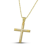 Χρυσός σταυρός Κ14 για άντρα, με ανάγλυφη όψη και λευκόχρυσο. Φορεμένος σε λεπτή, στριφτή αλυσίδα.