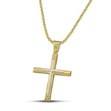Χρυσός σταυρός Κ14 για άντρα, με ανάγλυφη όψη και λευκόχρυσο. Φορεμένος σε μικρή αλυσίδα.