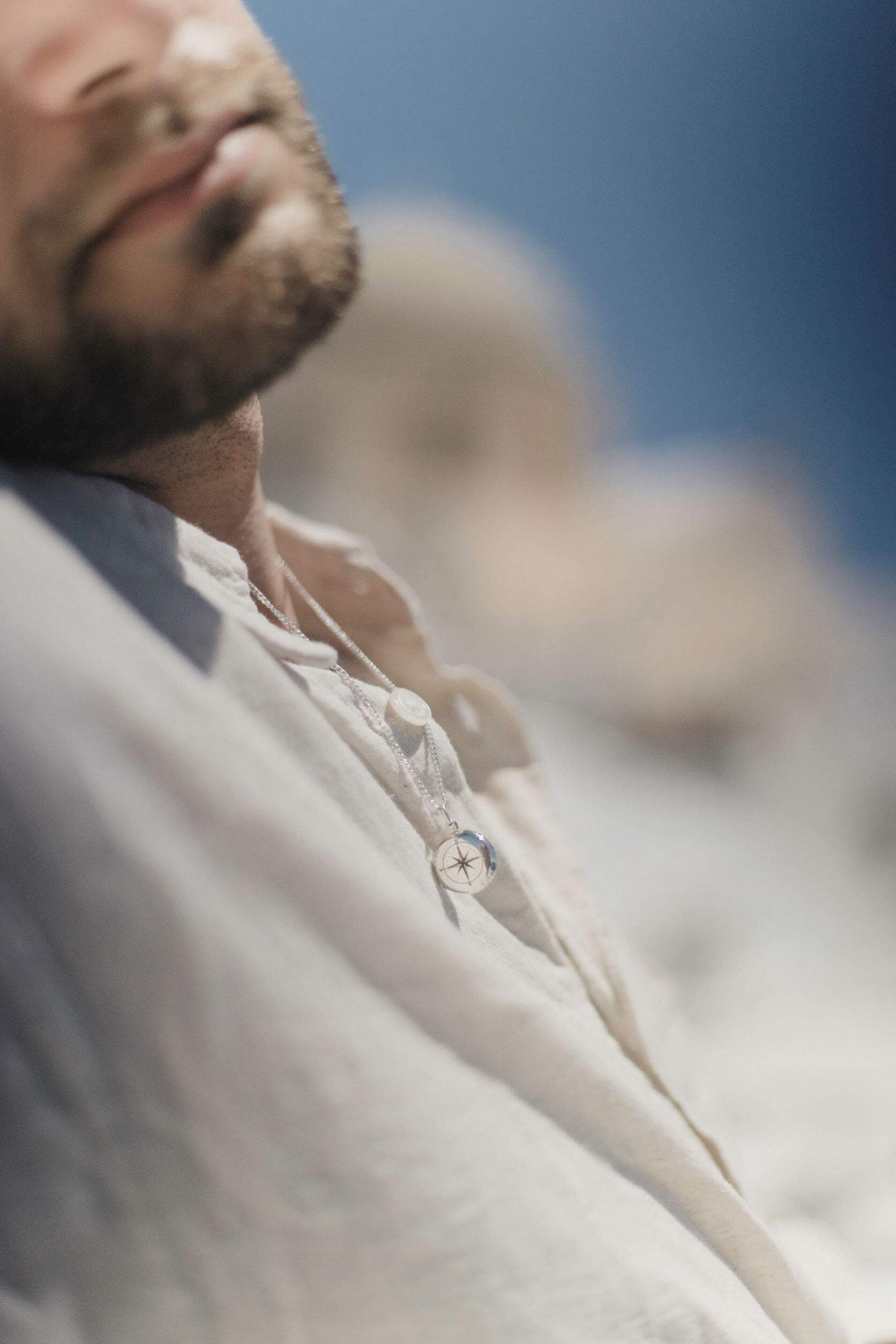 Ασημένιο ανδρικό κολιέ 925 με σχέδιο πυξίδα και θήκη για φωτογραφία NL121 φορεμένο.