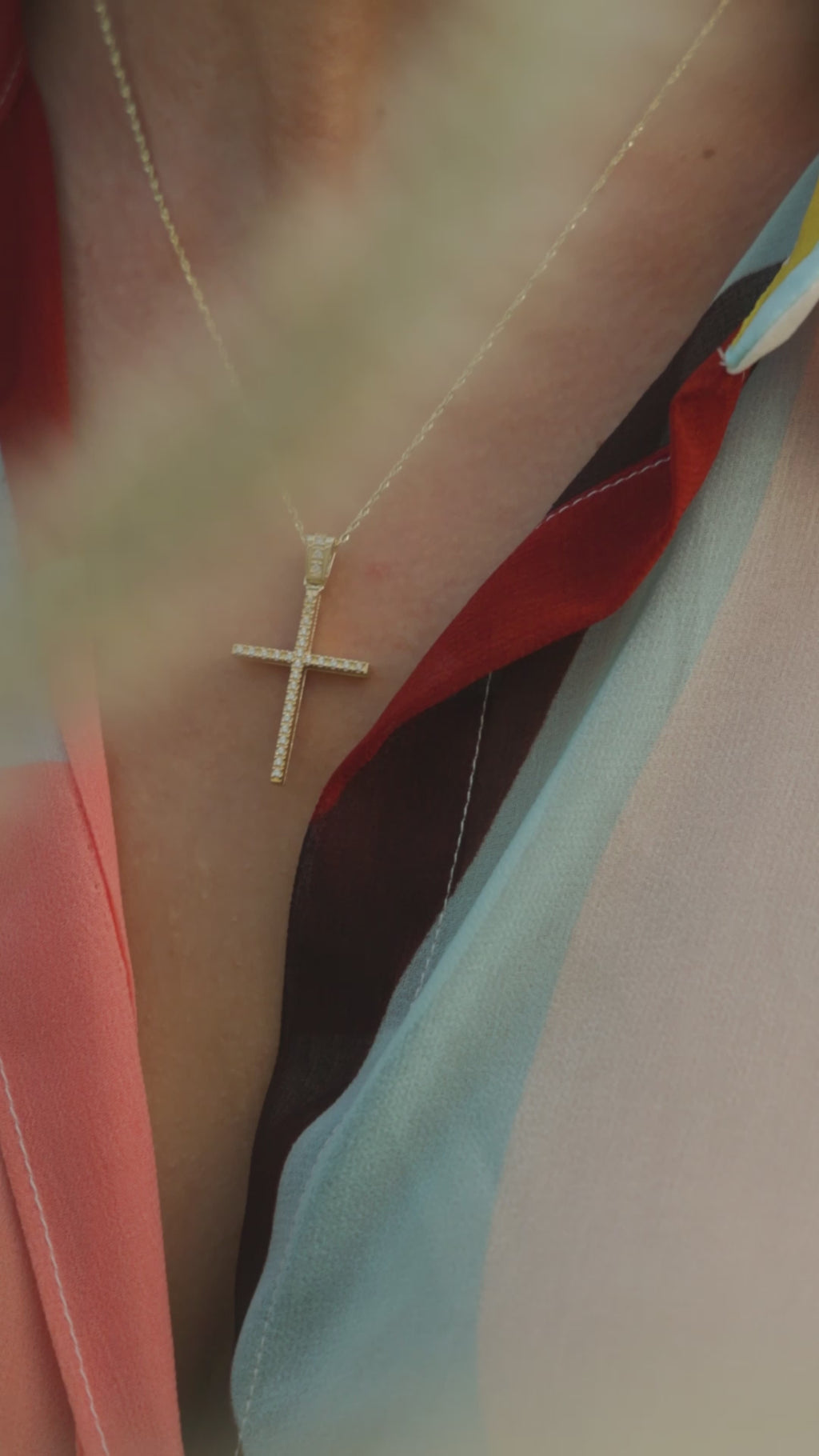 Γυναικείος χρυσός σταυρός για βάπτιση με ζιργκόν, με στριφτή χρυσή αλυσίδα, φορεμένη σε μοντέλο.