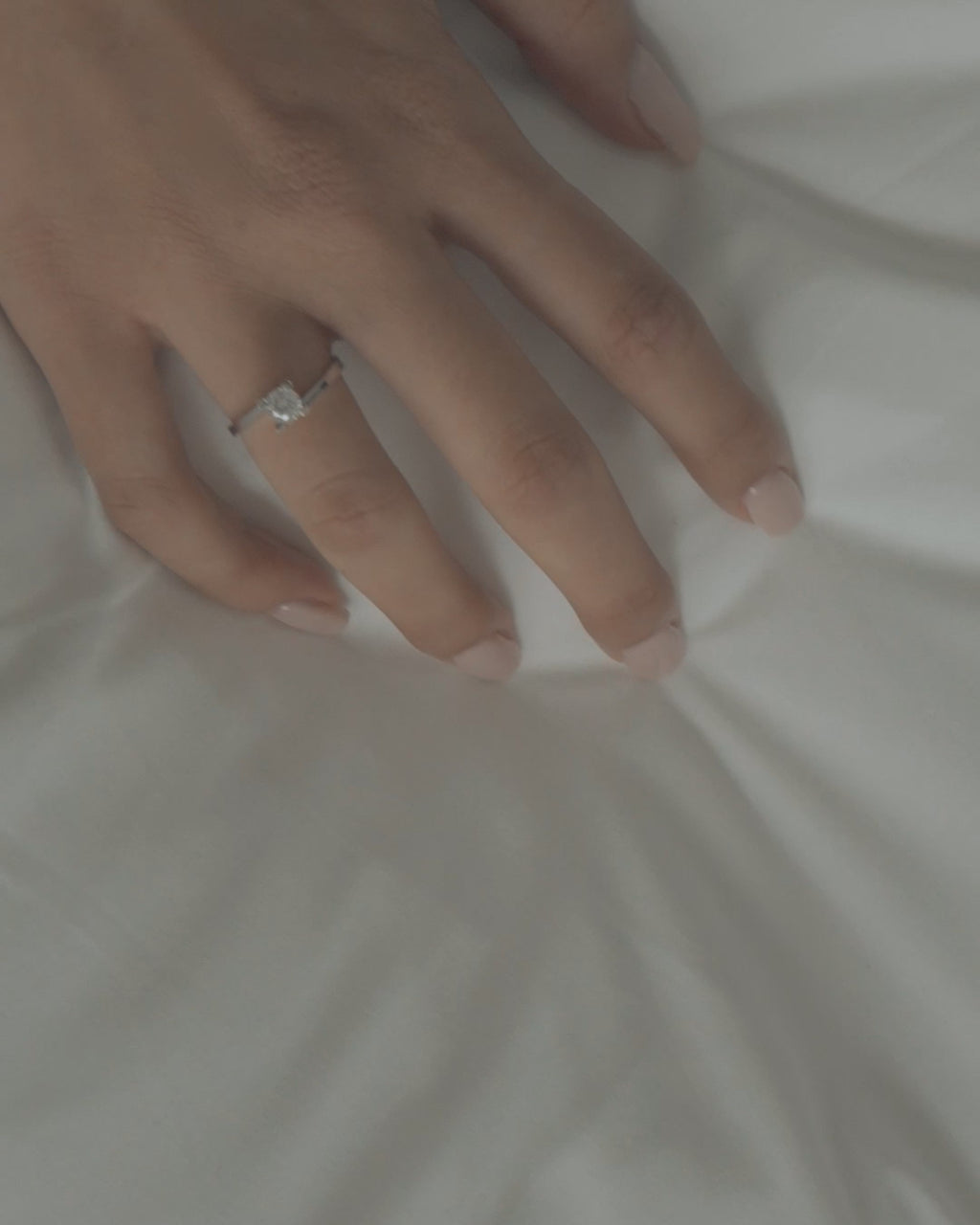 λευκόχρυσο μονόπετρο με διαμάντι σχήματος φλόγας φορεμένο σε γυναικείο χέρι