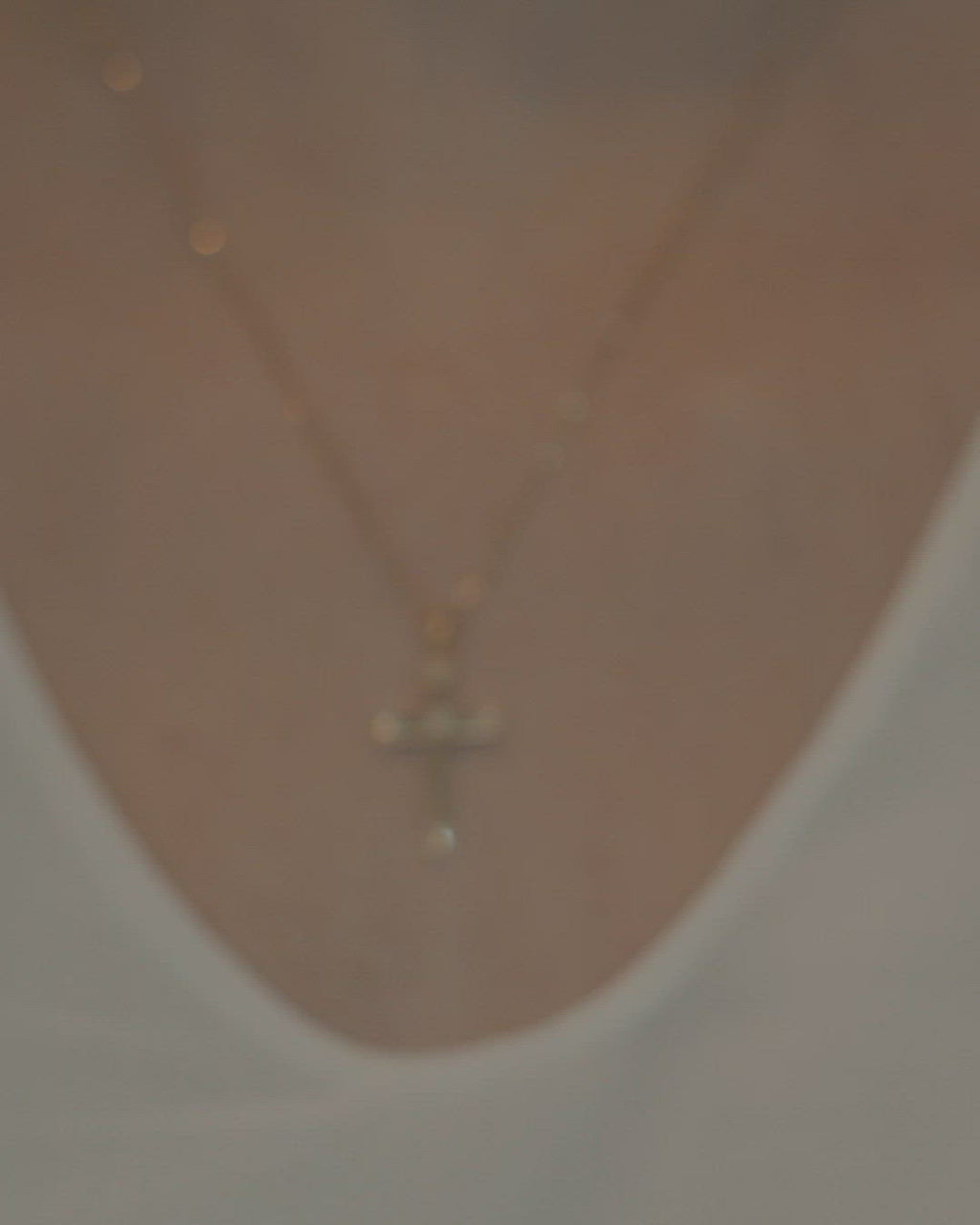 Γυναικείος χρυσός σταυρός Κ18 με διαμάντια και στριφτή αλυσίδα, σε μοντέλο.