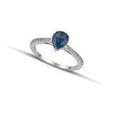 Λευκόχρυσο δαχτυλίδι με μπλε ζιργκόν και πέτρες στη γάμπα.