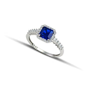 Δαχτυλίδι Λευκόχρυσο Κ14 Ροζέτα Τετράγωνη με Μπλε Πέτρα, φορεμένο σε μοντέλο.