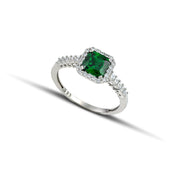 Δαχτυλίδι Λευκόχρυσο Κ14 Ροζέτα Τετράγωνη με Πράσινη Πέτρα, φορεμένο σε μοντέλο.
