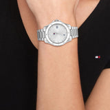 Γυναικείο ρολόι Tommy Hilfiger Brooke 1782512, με μπρασελέ σε ασημί χρώμα από ανοξείδωτο ατσάλι και ασημί καντράν με λειτουργία ημερομηνίας φορεμένο σε γυναικείο χέρι.