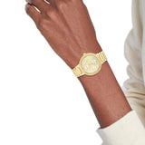 Γυναικείο ρολόι Tommy Hilfiger Casual 1782536, με μπρασελέ σε χρυσό χρώμα από ανοξείδωτο ατσάλι και χρυσό καντράν με χρονογράφους και δείκτες σε χρυσό χρώμα φορεμένο σε γυναικείο χέρι,