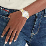 Γυναικείο ρολόι Tommy Hilfiger Joy 1782534, με δίχρωμο μπρασελέ σε ασημί-χρυσό χρώμα από ανοξείδωτο ατσάλι και ασημί καντράν με χρονογράφους φορεμένο σε γυναικείο χέρι.