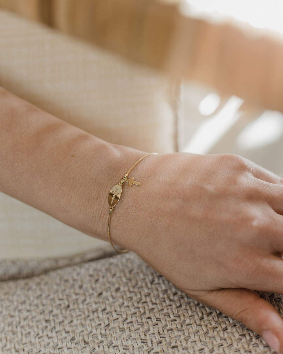 Γυναικείο Χρυσό Βραχιόλι Χειροπέδα 14K BT037 με Σταυρό