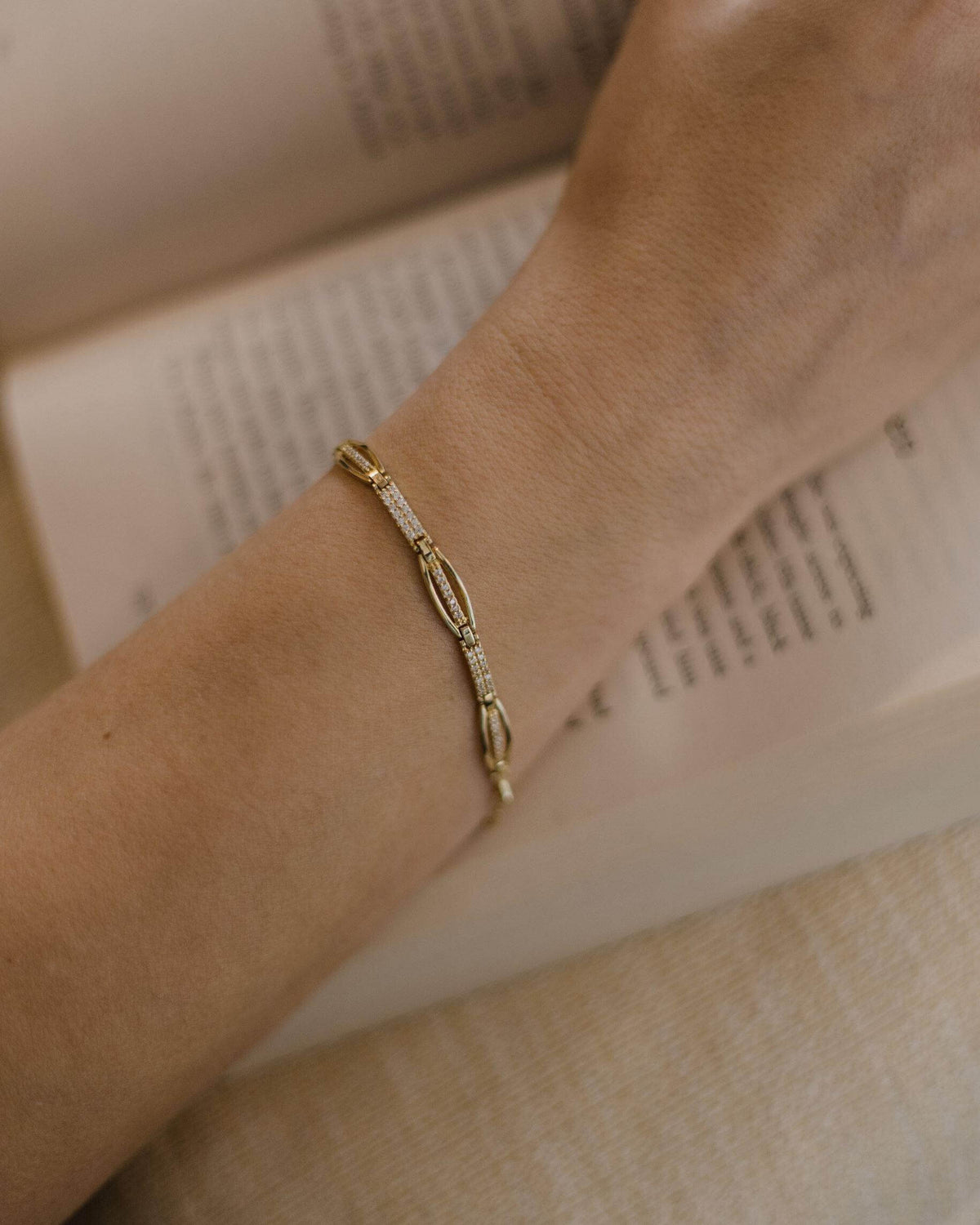 Γυναικείο Χρυσό Βραχιόλι 14K BT025 με Ζιργκόν